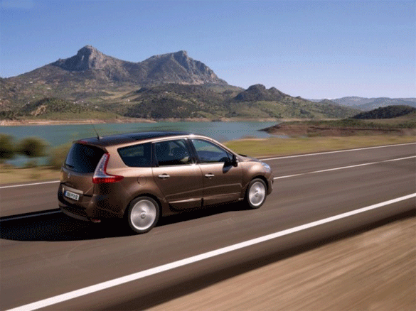 renault grand scenic on the road